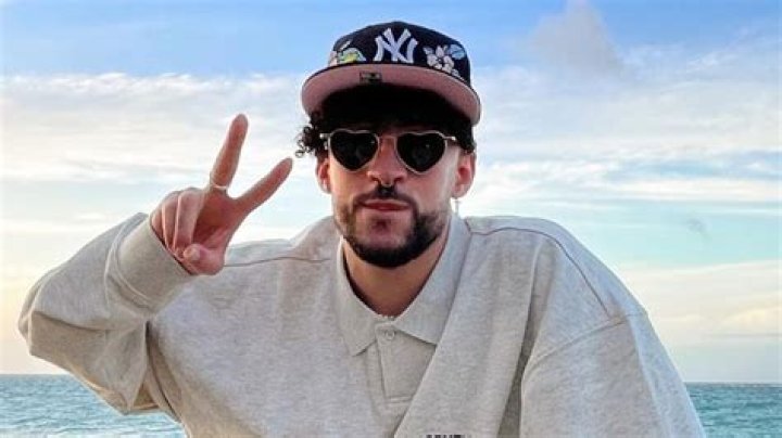 (Video) Destrozan en redes a Bad Bunny tras tirar celular de una fan al