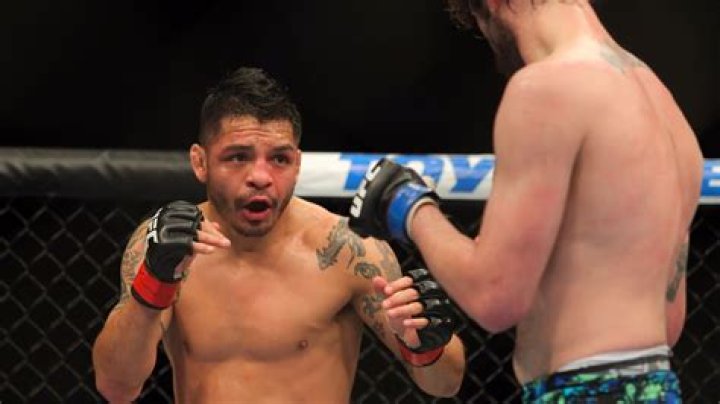 Video Leonard Garcia taps, surrenders featherweight strap to Damon