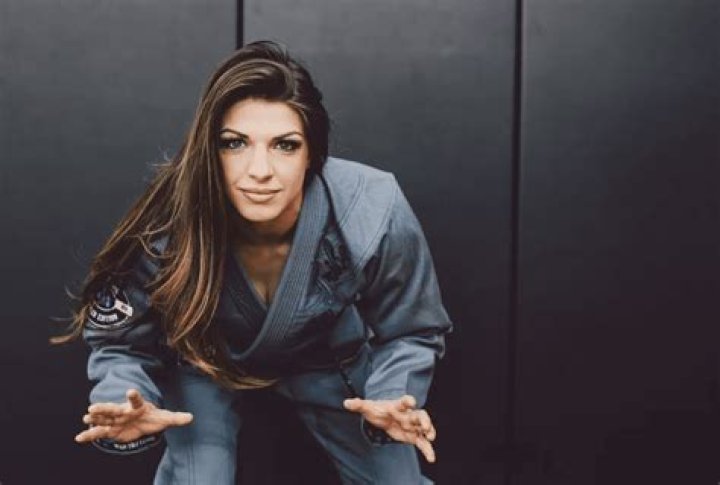 Video Mackenzie Dern wins UFC debut via split decision after close, scrappy affair