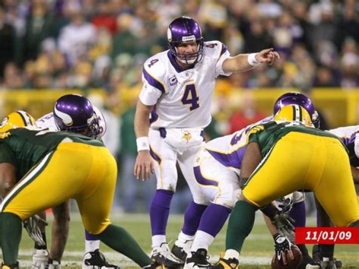 Watch 47yearold Brett Favre throw bullet passes after stepping on