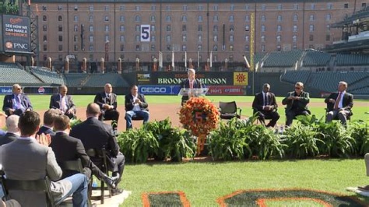 WATCH Orioles pay respects to Brooks Robinson on his 80th birthday