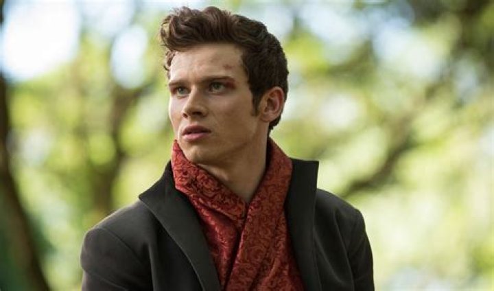 What happened to Oliver Stark's eye? Wife, Height, Net Worth