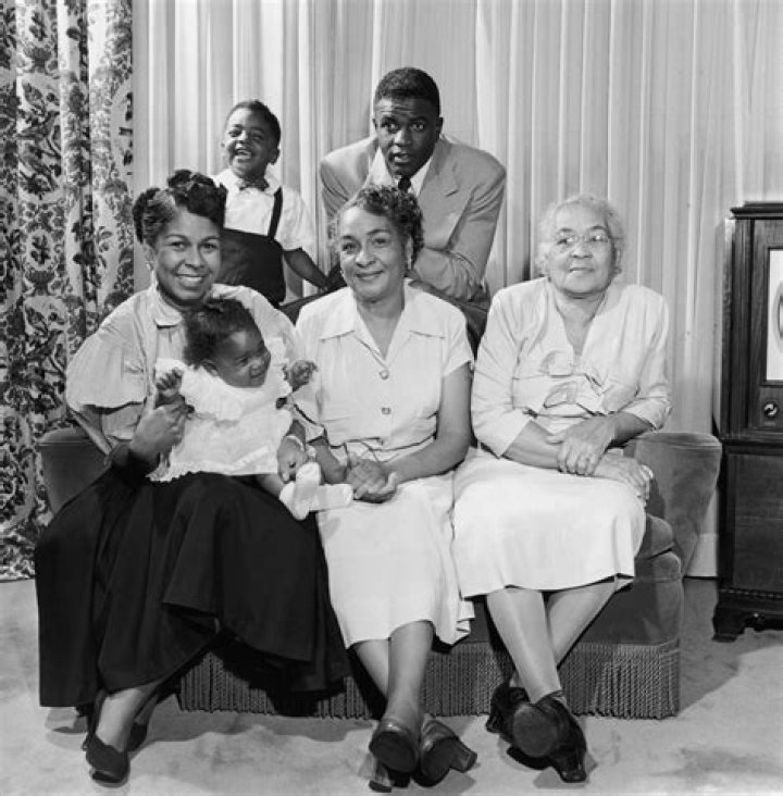Who are Tim Robinson parents and siblings?