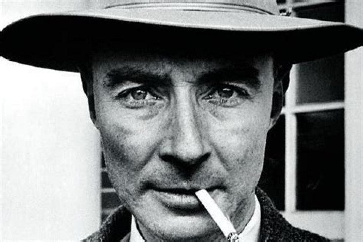 Who was Robert Oppenheimer, father and inventor of the atomic bomb? Marca