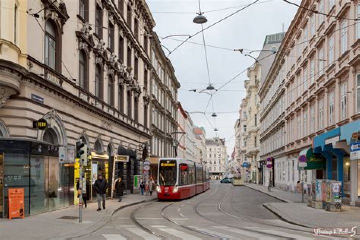Wien spillt d'Layla op Netflix All American? Celebrity.fm 1