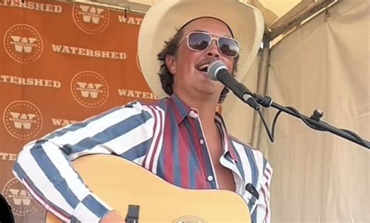 Zach Top Delivers Incredible Acoustic Performance of &ldquo;Bad Luck