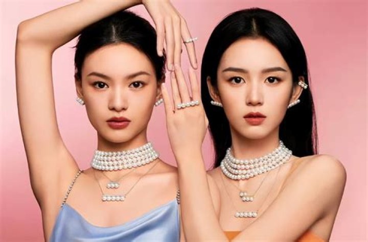 Zhou Ye and Qiu Tian are so sexy and stunning in sister outfits!The charm of the two beauties